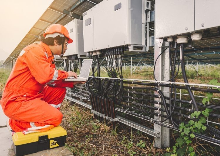 ¿Qué es un inversor de corriente? Detalles de su funcionamiento en un panel solar